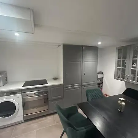 Renovated Basement In Апартаменты *